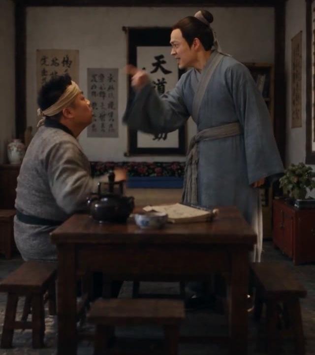 秀才在客栈与大嘴谈论被发现的关系
