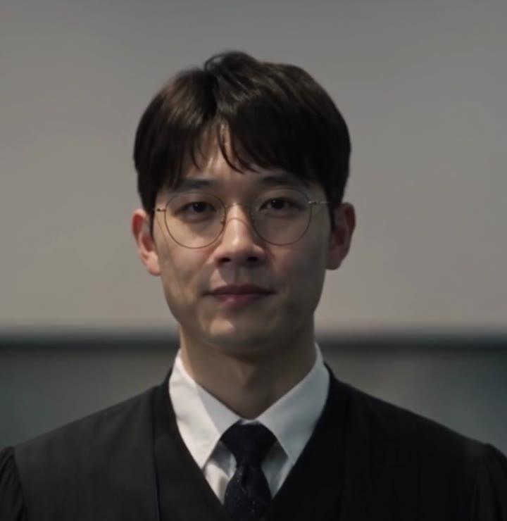戴眼镜的黑袍男子谈及背叛与审判