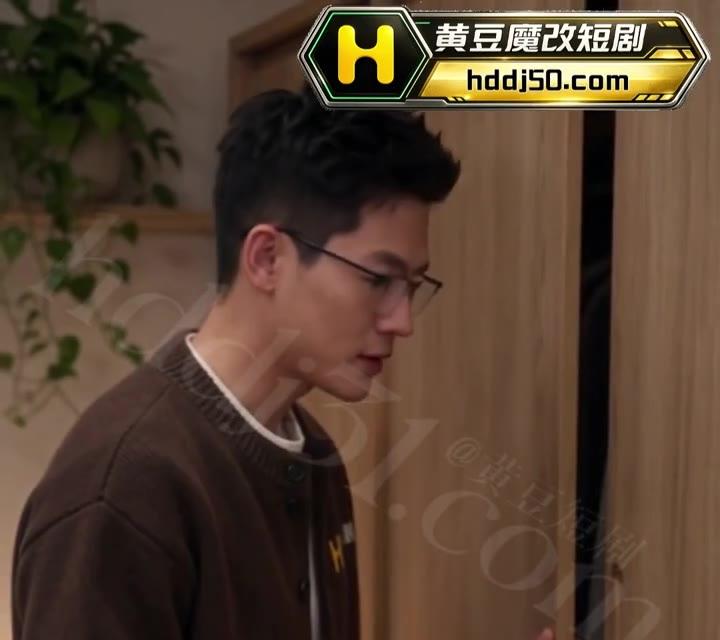 男友注意到卧室柜门没有关严
