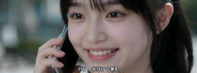 女子在办公楼外通话并谈起日结兼职