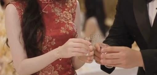 张正与换好红色旗袍的新娘敬酒