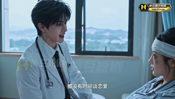 医生在病房与旧日同学交谈