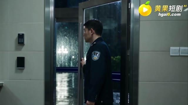 老张来到夜间警局门口寻求关押