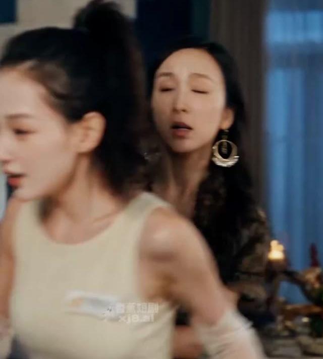一菲离开原处，准备去看看展博