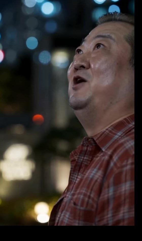 来电男子在夜间室外等待并抬头看向楼上