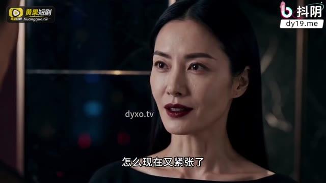 林太在包间中与新人交谈