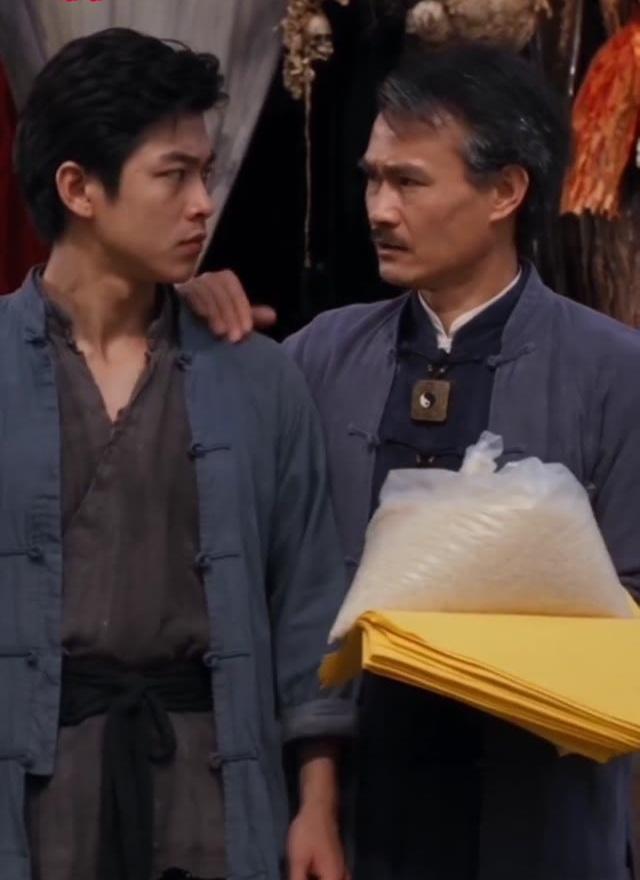 师父带阿豪离开街头争执