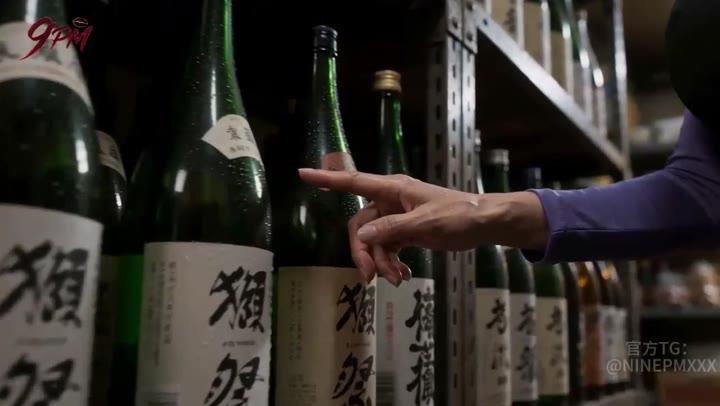 储酒间内排列整齐的酒瓶