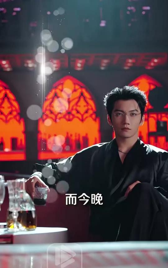 冯先生在会所内坐着交谈