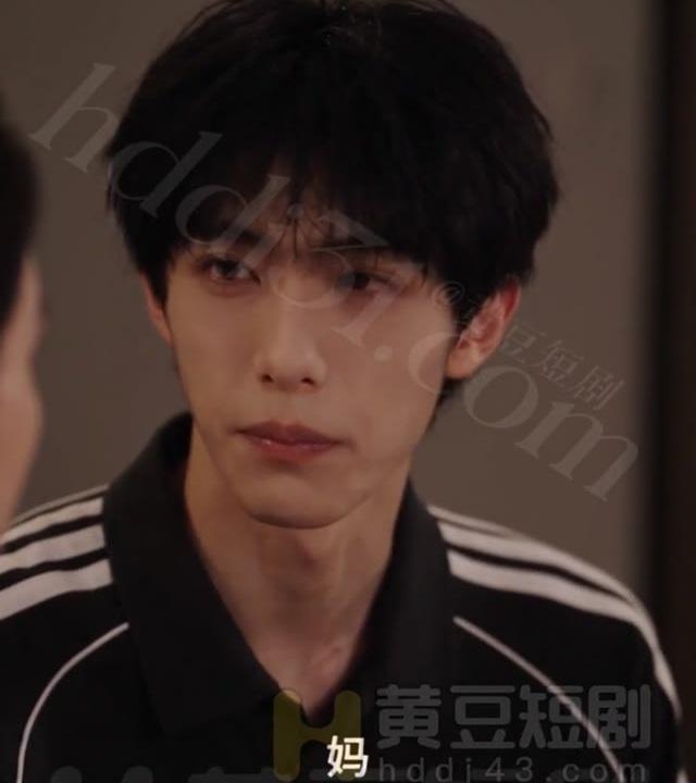一凡夜里在客厅陪母亲说话