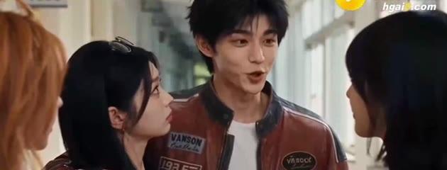 江悠在走廊向秦冰和秀秀介绍自己