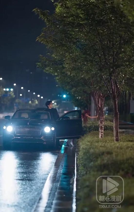 夜间道路上的车辆与街灯