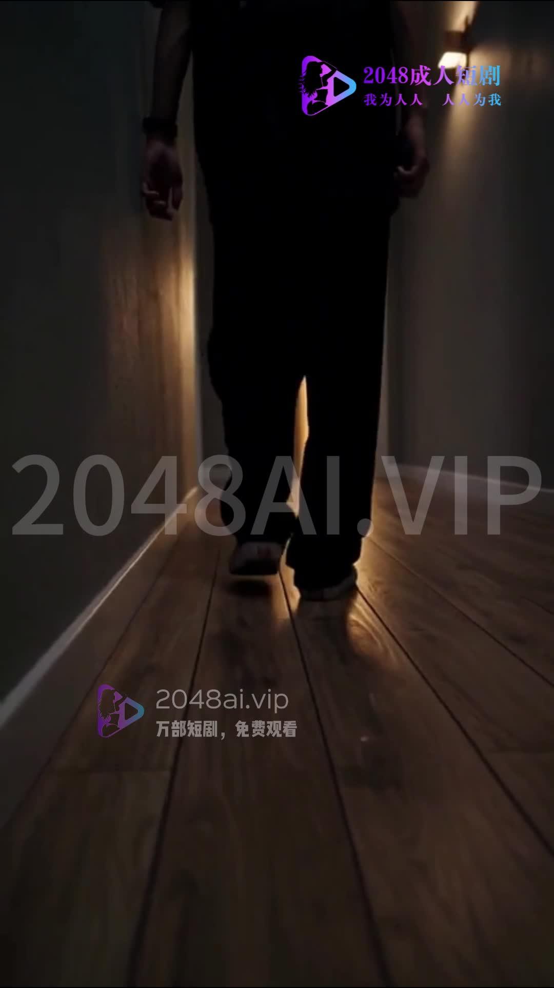 小俊穿黑色衣装经过住处走廊