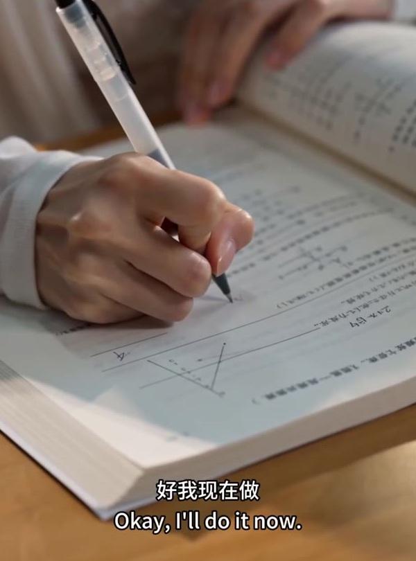 学妹在练习本上继续写题