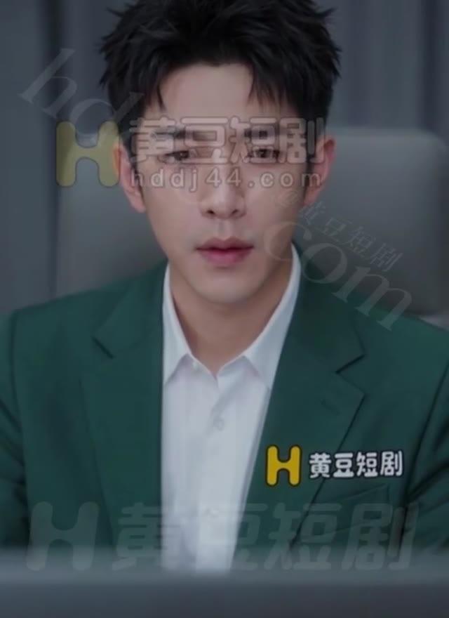 李明在电脑前查阅部门人员资料