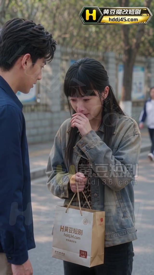 青年在校园外向表姐说明来意