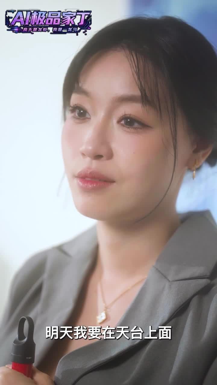 灰色职业衣装与明亮办公室场景