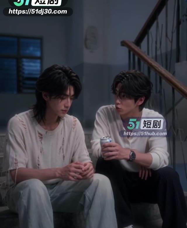 两人在楼梯台阶上谈起学费与生活困境