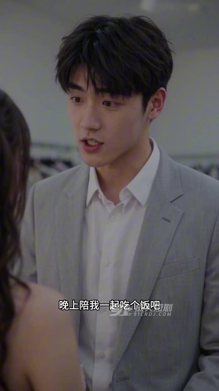 天琦与经纪人在餐桌前会面