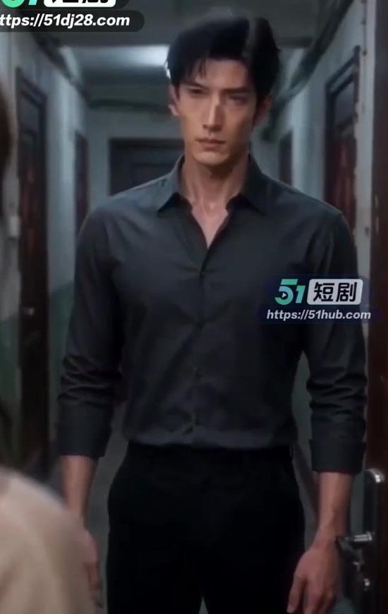 深灰衬衫男子站在公寓走廊