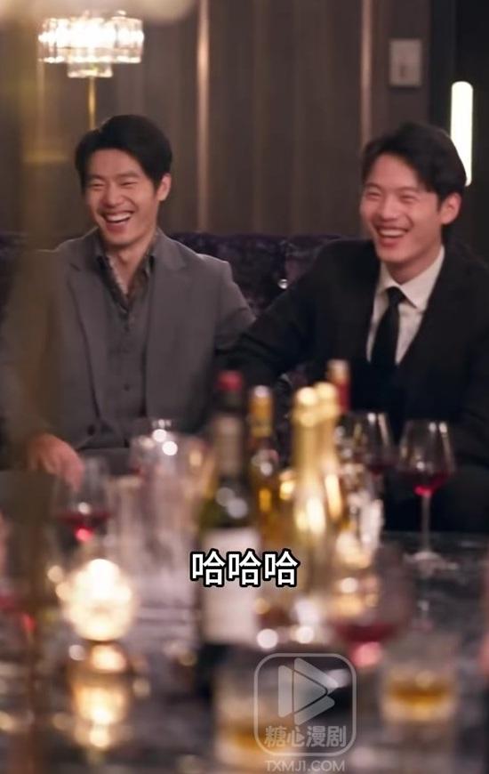聚会包间中的宾客举杯交谈