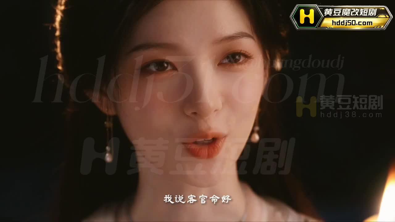 寺中女子在烛光下与来客交谈