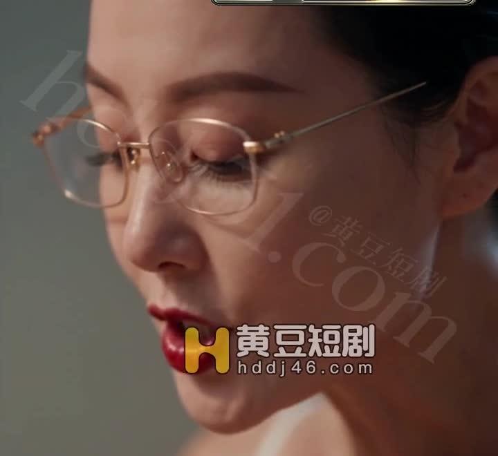 母亲在餐桌旁提醒泽泽休息