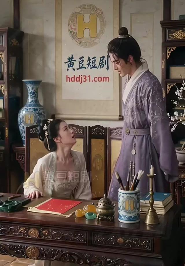 秋香在书桌前与以华安身份入府的男子交谈