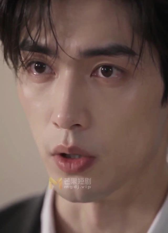 子明在客厅追问家人的隐瞒