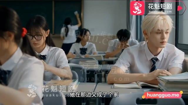 顾小暖坐在教室里，旁边是秦月月
