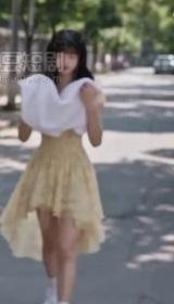 齐齐来到巷道旁插话