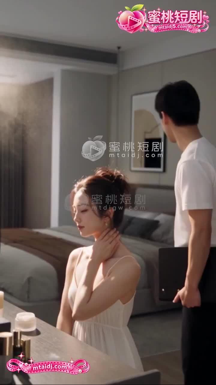 母亲在梳妆镜前检查脸部淡印