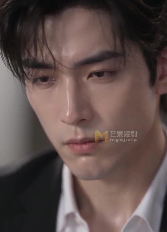 子明听取解释后仍然神情严肃
