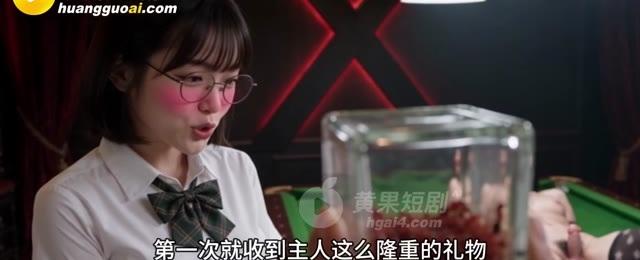 协助者在室内解释道具的说法