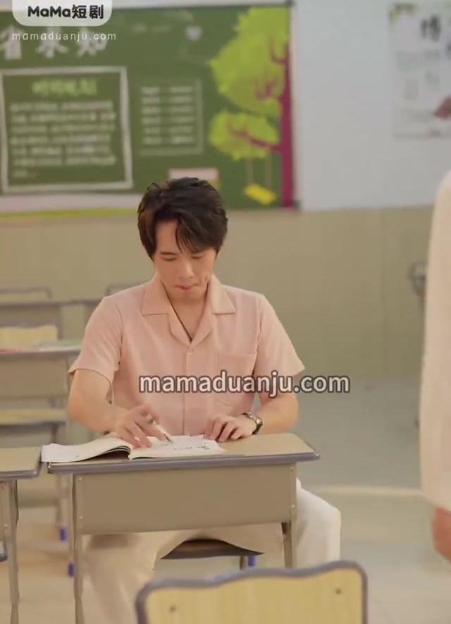 学员在补习教室里独自看题