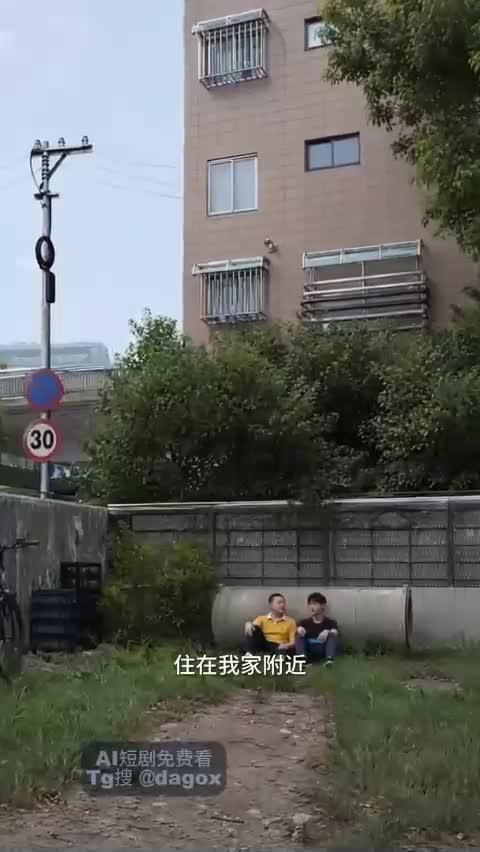 吴梓豪与朋友在住宅附近交谈