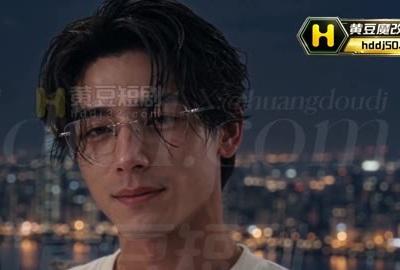 掌控现场的男子在客厅中
