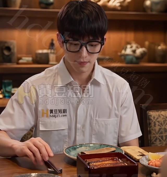 男生赴约在餐厅用餐