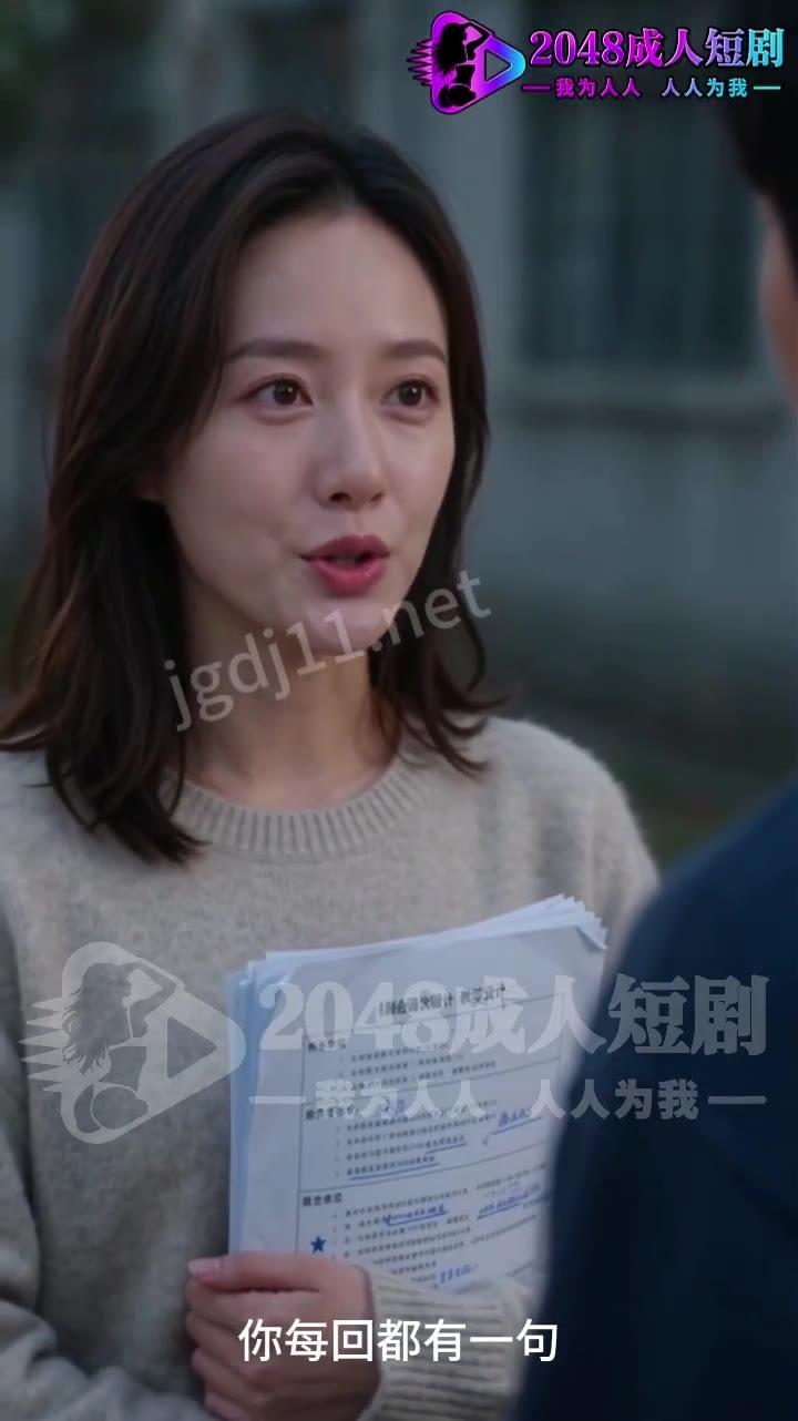 林老师在教室里回应课堂交流