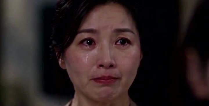 母亲听父亲承担责任后的表情