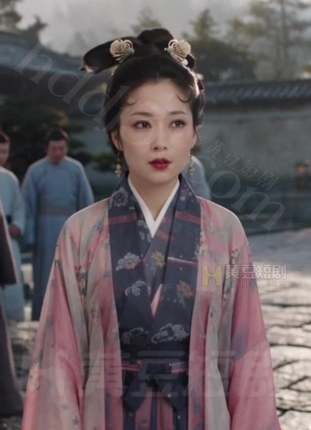 黄蓉穿粉色外衣在庭院中行走