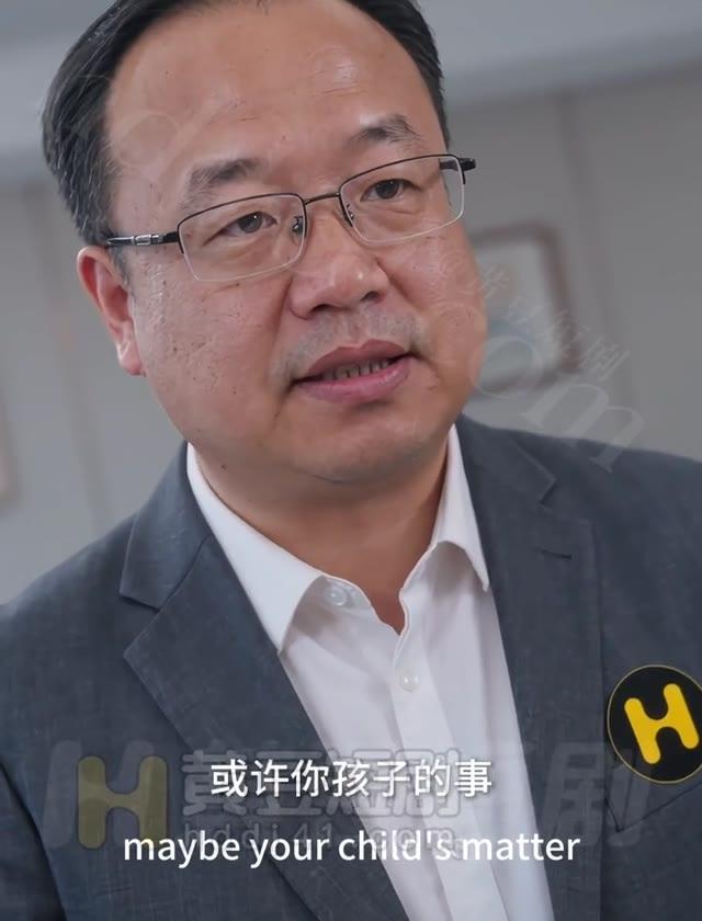 张校长在办公室回应苏女士的请求