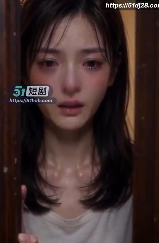 女子在公寓房门前回应敲门