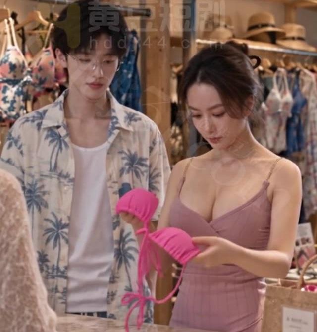 母子在商店挑选海边出游的衣服