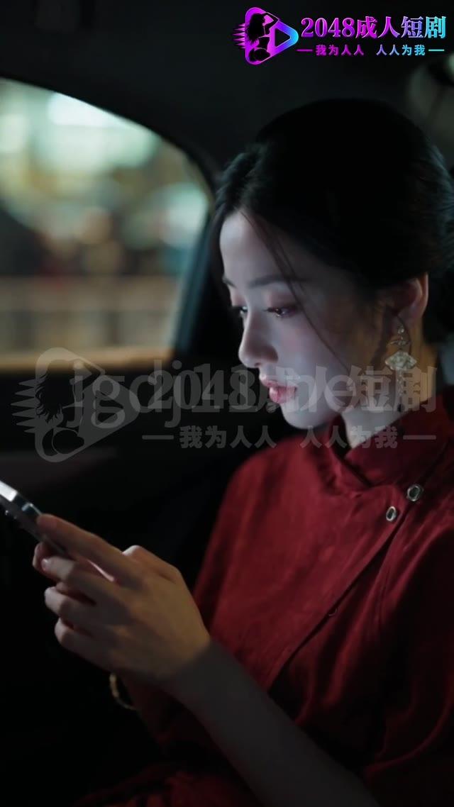 妻子在车中查看手机消息