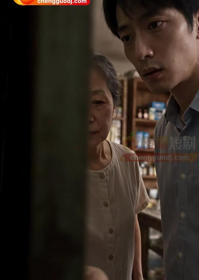 奶奶带回村男子查看旧店内部
