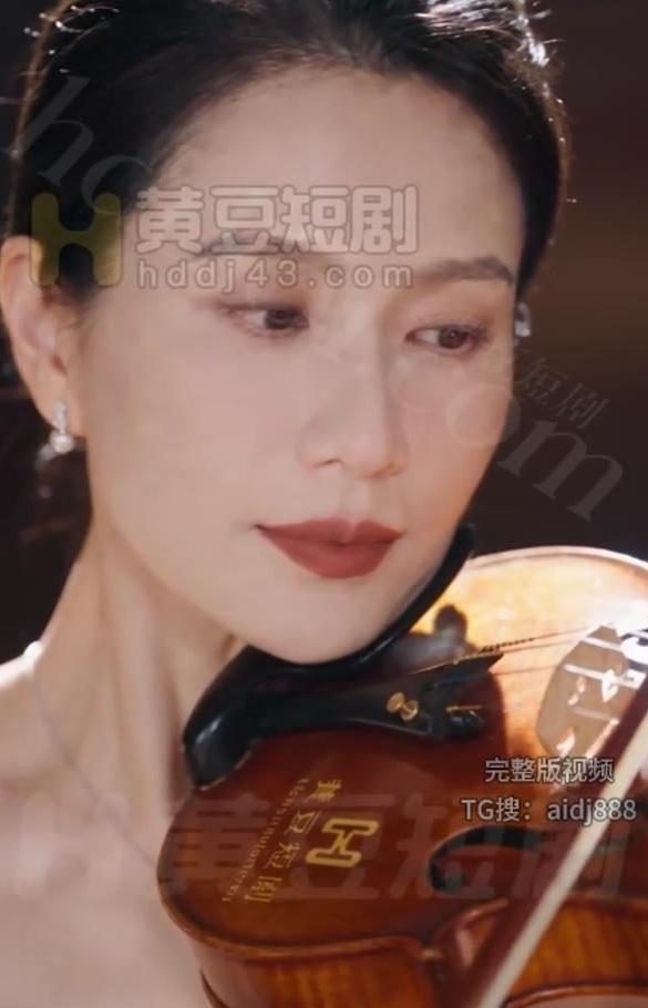 女子在舞台上演奏小提琴