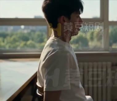 自习室里穿白色短袖的陆昊