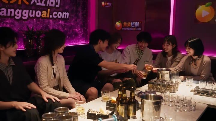 陈宇与同伴在KTV包间参加聚会