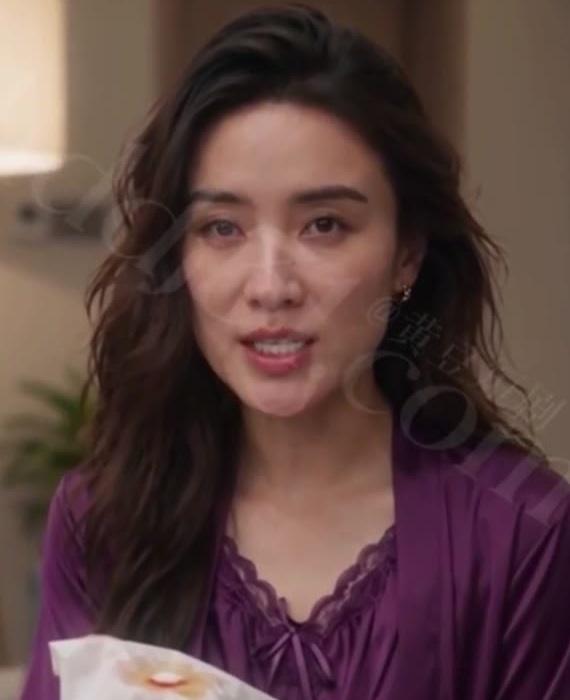 女友母亲在客厅与阿杰谈话